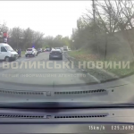 У Луцьку автомобіль в'їхав у бус: травмувався один із водіїв