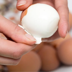 Шкарлупа сама злетить: як легко почистити варені яйця - навіть свіжі