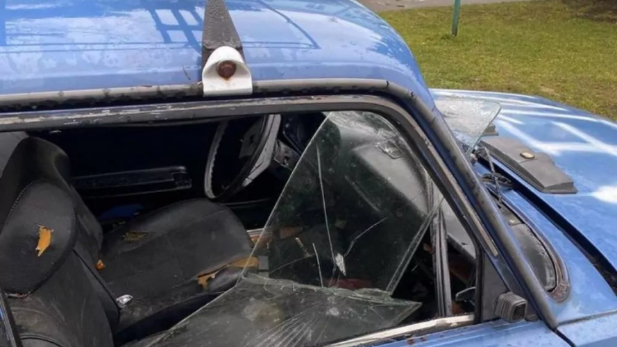 На Волині невідомі вибили вікна в авто, де збирати кошти на ЗСУ