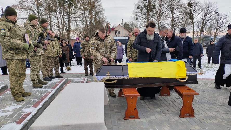 Життя обірвалося у військовій частині: на Волині в останню путь воїна Олега Симоновича