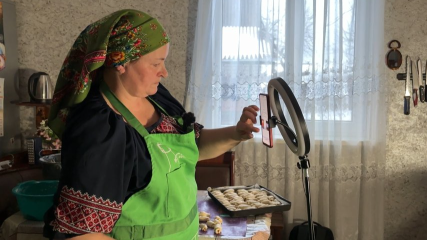Волинянка стала зіркою ТікТоку - показує просте сільське життя