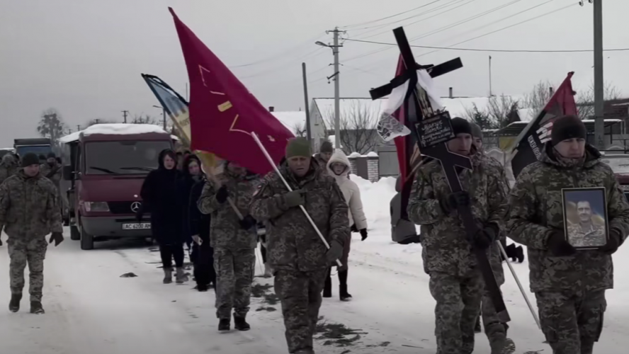 Прапори, сльози, молитва: на Волині поховали військовослужбовця Петра Марчука