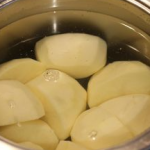 Не виливайте воду після картоплі: 8 несподіваних способів використання