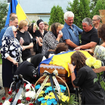 На кладовищі розділили весільний хліб: у громаді на Волині прощалися з молодим Героєм, який загинув на фронті