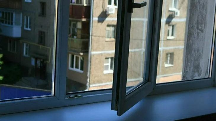 У Луцьку з вікна 9-го поверху випав 32-річний чоловік, він загинув