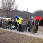 Труну з тілом Героя сотні людей зустрічали на колінах: на Волині в останню дорогу провели загиблого Дмитра Дмитрука