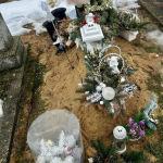 Жінка обікрала дитячу могилу