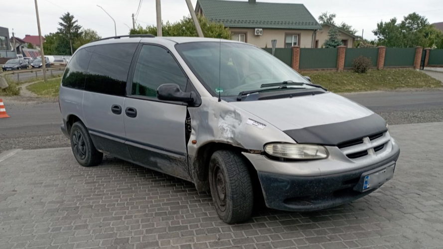 35-річний водій з Луцька на «Крайслері» збив мопедиста