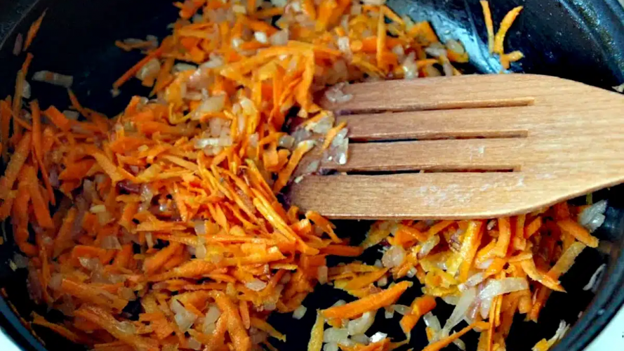 Більшість господинь роблять помилку: чому не можна смажити цибулю разом із морквою