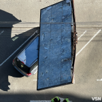 На Львівській у Луцьку білборд впав на автомобіль. Відео