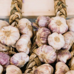 Не 1, а 3 причини: чому озимий часник слід саджати в листопаді
