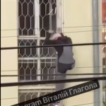 На Закарпатті чоловік втік із ТЦК через вікно на другому поверсі. Відео