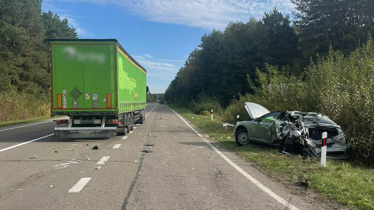 Травмувалися четверо людей: повідомили деталі ДТП на Волині, у якій зіткнулися легковик і вантажівка