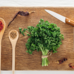 Як зберегти петрушку, селеру та базилік на зиму — щоб пахли, як свіжі