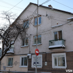 «Коли буде іскрити — тоді й наберете»: у Луцьку мешканці будинку чекають на ремонт оголених мереж, що обросли бурульками