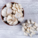 Як підживити часник у квітні: найкращі добрива, щоб головки виросли розміром з кулак