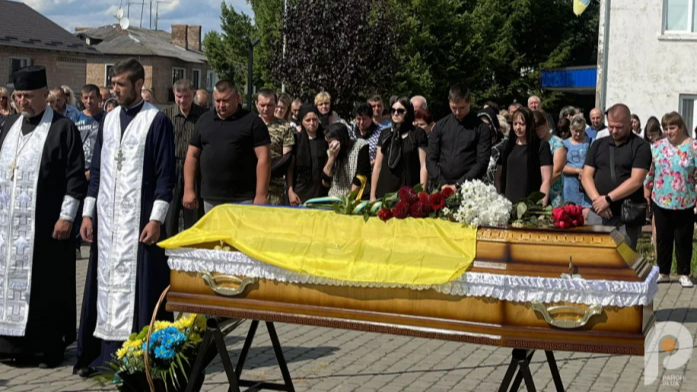 У Луцькому районі з усіма військовими почестями попрощалися із Героєм Віталієм Матвійчуком