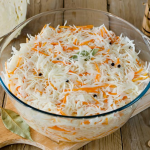 Готуємо вітамінну закуску: як приготувати хрустку квашену капусту за три години