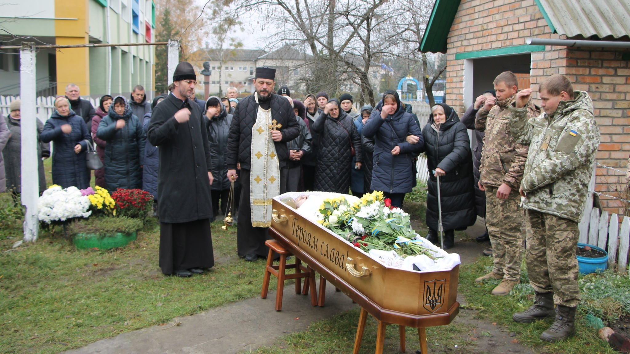 Ще одна мати пов’язала чорну хустину: на Волині попрощалися із 41-річним Героєм Володимиром Радчуком