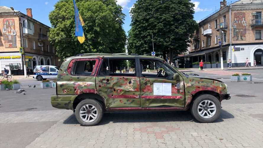 Збирають кошти на нове: у місті на Волині поставили авто, яке потрапило під обстріл