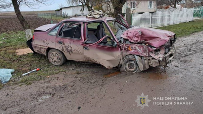 На Волині юнак на машині врізався в дерево: травмувалися 18-річний водій та 16-річний пасажир