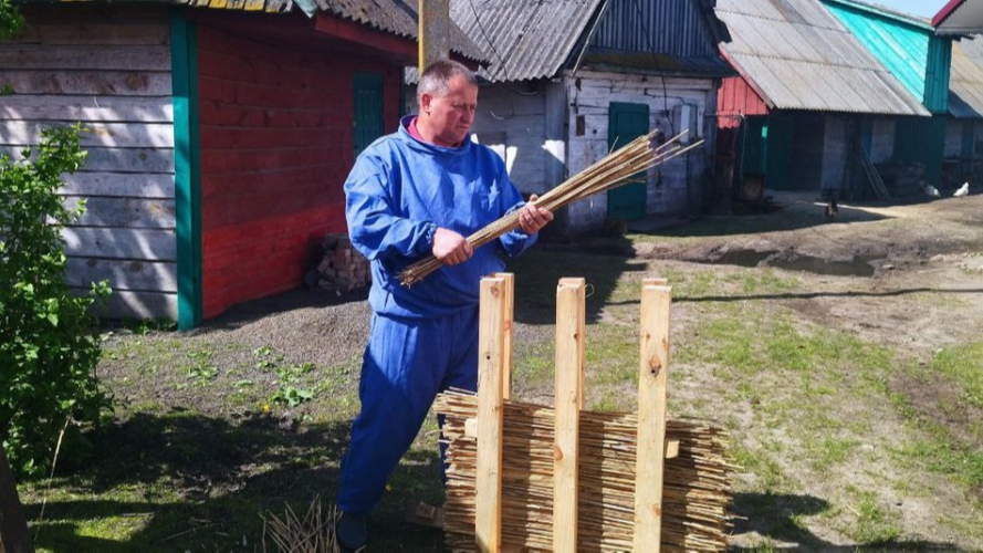 На Волині пасічник робить вулики з очерету