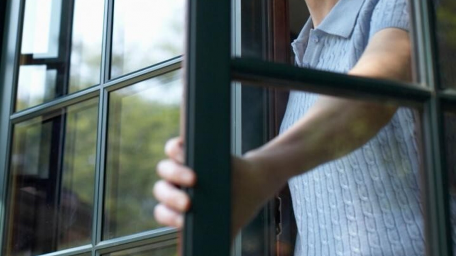 У Луцьку з вікна гуртожитка випала дівчина: що відомо
