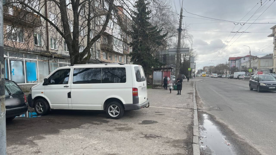 Виїжджав із тротуару: у Луцьку 20-річний водій буса збив жінку