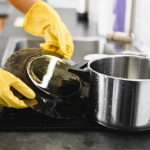 10 хв і зійде навіть застарілий нагар: як без хімії очистити старі каструлі