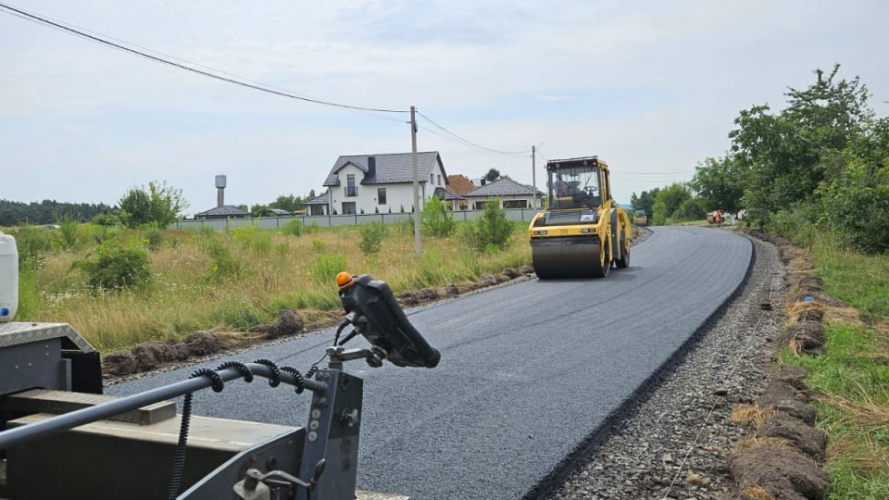 У громаді біля Луцька ремонтують дорогу. Фото