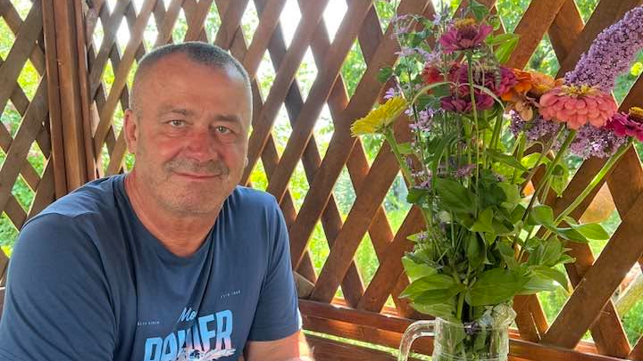 Волинянин знайшов справу життя на Буковині та понад 25 років вирощує троянди й фруктові дерева
