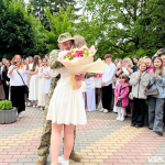 З передової – на останній дзвоник: військовий із Луцька приїхав привітати доньку-випускницю. Відео