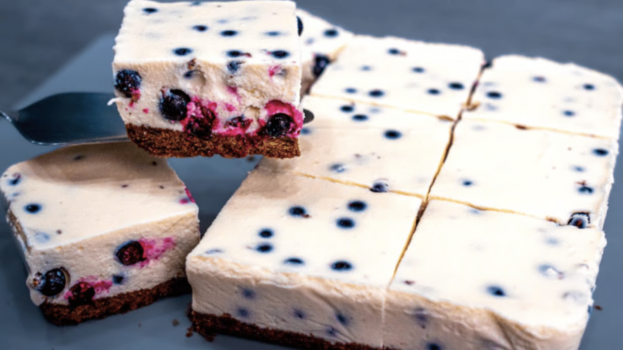 Без духовки і сковороди: лінивий сирний пиріг за декілька хвилин