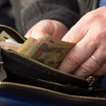 На Волині школяр на вулиці пограбував бабусю - вирвав пакет із гаманцем та покупками і втік