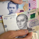 Українці можуть отримати зимову допомогу по 6500 гривень: хто у списках