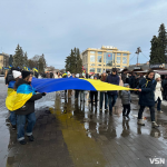 «Мусимо пам'ятати»: понад сотня лучан пройшли колоною з прапором України. Фото
