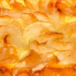 Яблучний пиріг на сирній основі: смачний десерт на сковороді за 30 хвилин