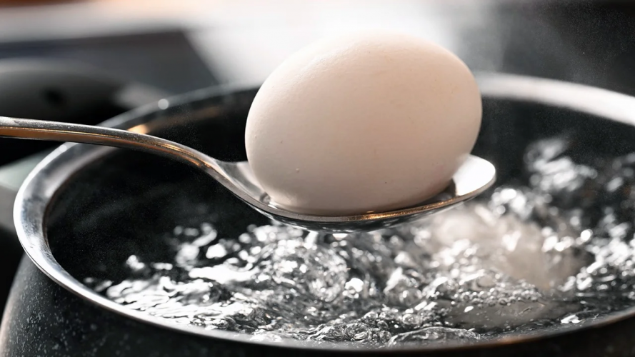 Чому не можна заливати гарячі яйця холодною водою: помилка, яку роблять майже всі