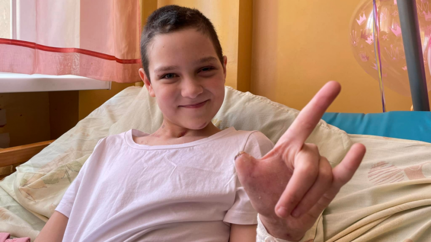 Її впізнали лише по шраму: у Львові видужує дівчинка, сім'я якої загинула під обстрілом