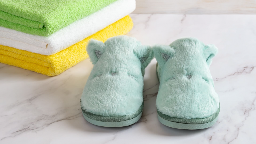 Чудо-розчин з дешевих інгредієнтів, щоб відіпрати домашні капці від бруду