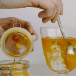 Чому варто починати ранок не з кави, а зі склянки води з куркумою