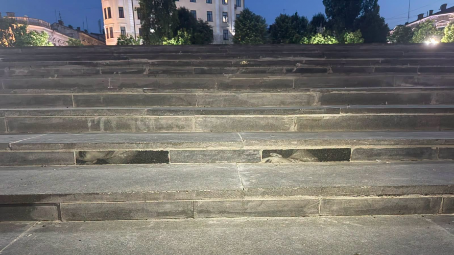 Скандал у Чернівцях: сходи біля філармонії відремонтували надгробними плитами