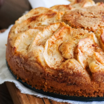 Ароматний яблучний пиріг на кефірі: простий рецепт, який завжди вдається