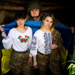 «Це наш зв’язок із мирним життям»: нацгвардійці з Волині влаштували фотоперформанс до свята