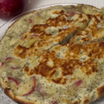 Яблучний пиріг на сковороді за 20 хвилин — ніжний та ароматний десерт без духовки