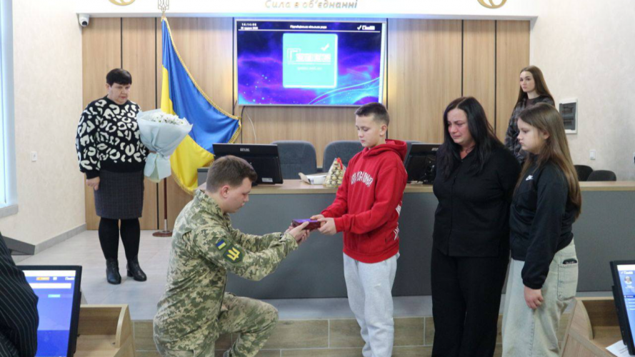 Був «очима» та «крилами», що нищили ворога: рідним Героя з Волині вручили державну нагороду