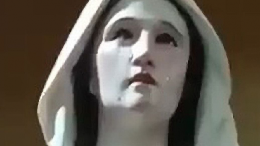 Перед Великоднем прямо під час служби «заплакала» статуя Богоматері. Фото