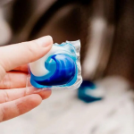 Скільки капсул використовувати на одне прання, щоб і одяг випрати ідеально і не витрачати зайві кошти