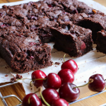 Брауні з вишнею: найшоколадніший десерт, рецепт якого у вас питатимуть усі