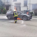 У Луцьк посеред дня спалахнув електромобіль — відео